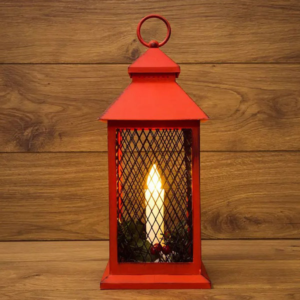 Фото Декоративный фонарь со свечкой, красный корпус, размер 13.5х13.5х30,5 см, цвет теплый белый {513-041}