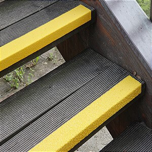 Фото Противоскользящий профиль для краев ступеней, среднее зерно, желтый (70 x 800 x 30мм) {GTMG0700800}