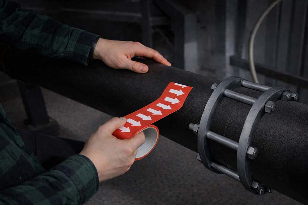 Фото Маркировочная лента Vell красная, со стрелками для маркировки трубопроводов «ПАР» 50 мм/10 м, {VL5010RD-A} (4)