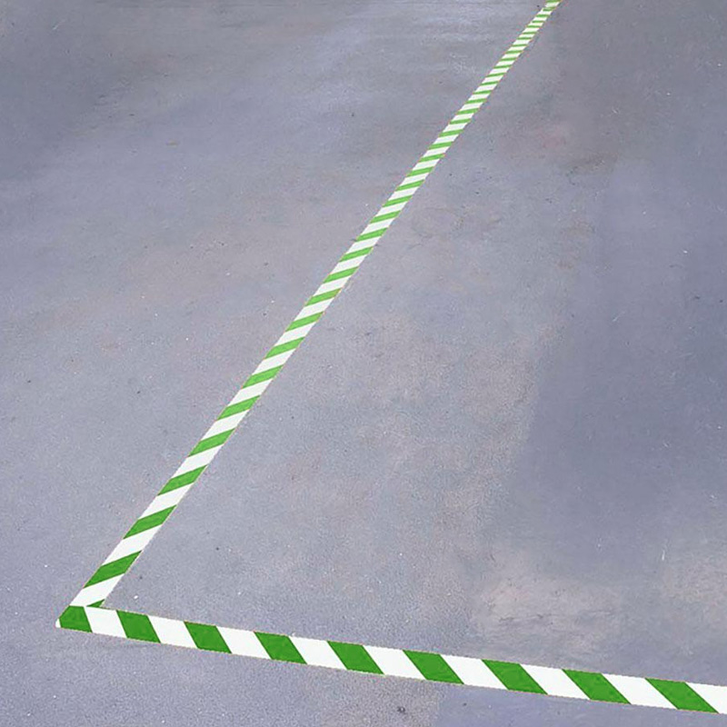 Фото Лента для разметки самоклеящаяся Vell длина 33 м, ширина 100 мм, зелёно-белая, 0.15 мм, ПВХ (Standart) {1355302} (2)