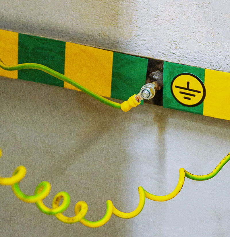 Фото Лента самоклеящаяся для маркировки шины заземления, диагональная, 40 мм/16.5 м, желтый/зеленый, PVC premium, (-50..+100С) {ST-4140TP16.5} (2)