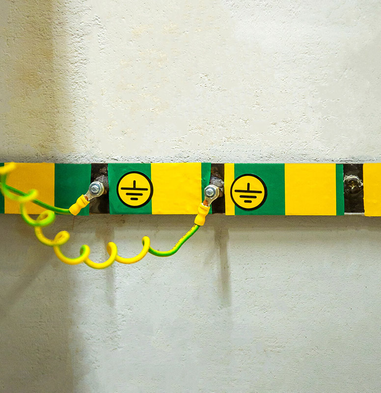 Фото Лента самоклеящаяся для маркировки шины заземления, диагональная, 40 мм/16.5 м, желтый/зеленый, PVC premium, (-50..+100С) {ST-4140TP16.5} (4)