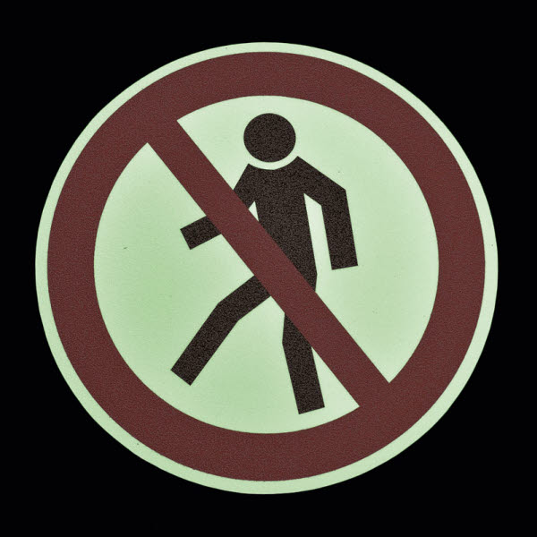 Фото Противоскользящий напольный знак "Запрещено пешеходам", фотолюминесцентный, белый-красный-чёрный, круг Ø 400 мм {MBXK001400}