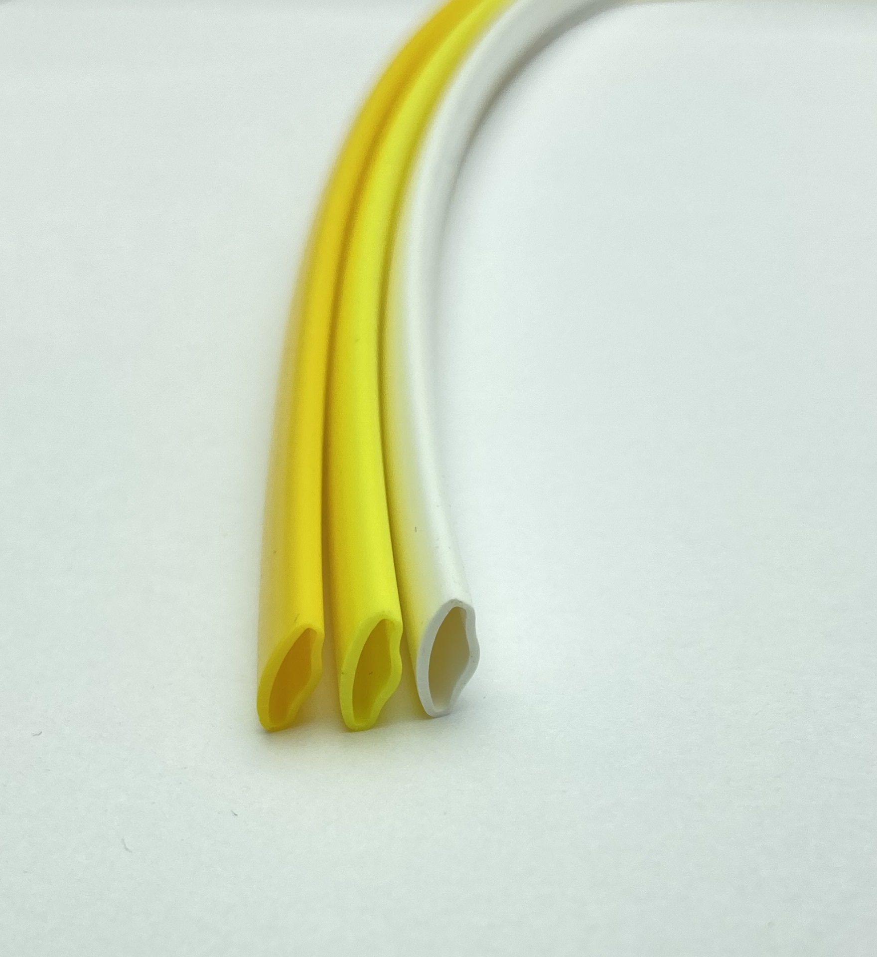Фото Профиль ПВХ овальный Vell AL-Univ для маркировки проводов, Ø 2,8-3,8 мм, 200 метров, янтарно-жёлтый (самозатухающий) {AL-Univ} (2)