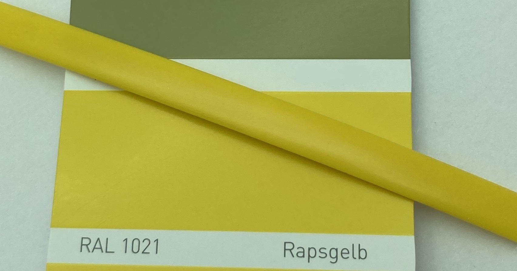 Фото Профиль ПВХ овальный Vell AL-020 для маркировки проводов, Ø 2 мм, 200 метров, янтарно-желтый (самозатухающий) {590385} (2)
