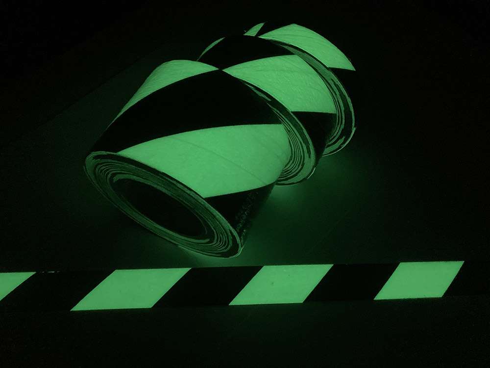 Фото Универсальная противоскользящая лента Vell, черно-зеленый, фотолюминесцентная (50 мм х 18,3 м) {991681} (4)