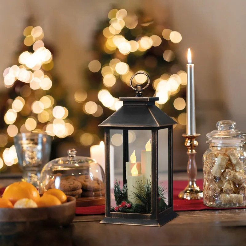 Фото Декоративный фонарь со свечкой и шишкой, бронзовый корпус, размер 14x14x27 см, цвет теплый белый {513-048}