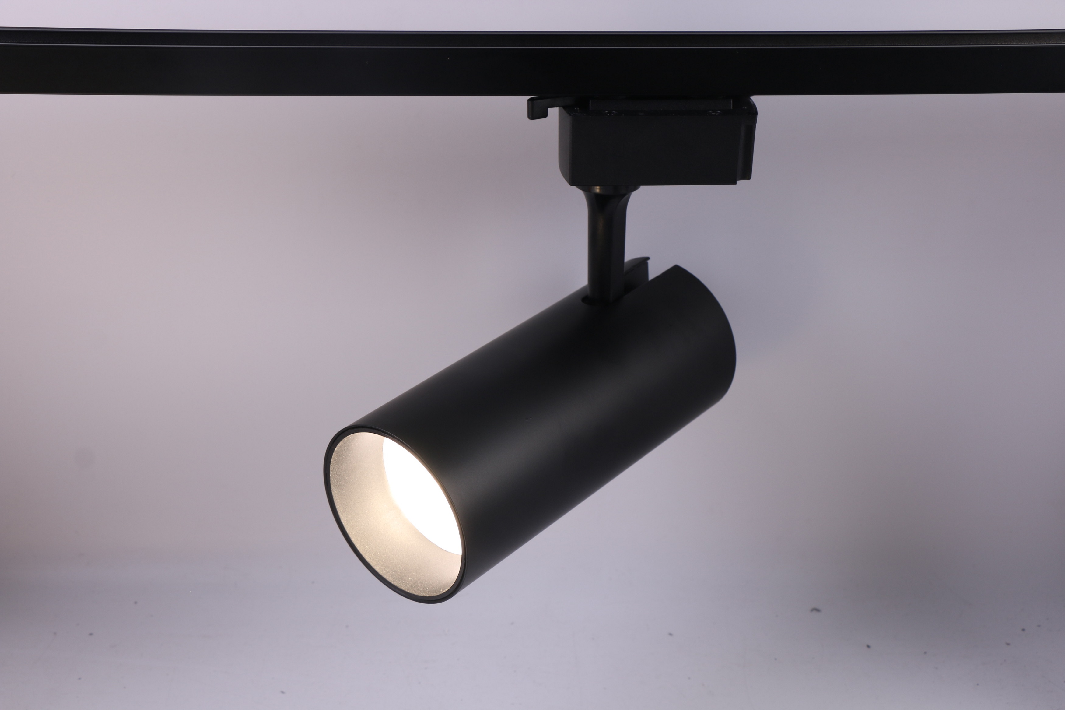 Фото Трековый светильник однофазный TR5-30 COB BK, 30 ватт, 4000К, 2100Лм, черный, ЭРА {Б0049055} (1)