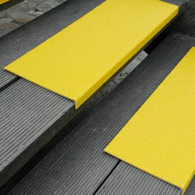 Фото Противоскользящая пластина с углом, крупное зерно, желтый (230 x 800 x 30мм) {GKXG2300800}