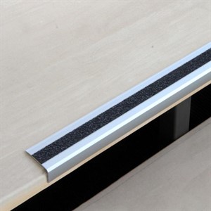 Фото Алюминиевый профиль для краев ступеней с противоскользящей лентой, черный (50 х 25 х 1000 мм) {ATM1SF2} (2)