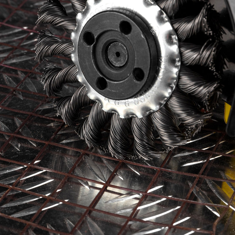 Фото Щетка дисковая для УШМ, крученая стальная проволока, 100мм, отв. 22,23мм KRANZ {KR-91-1200} (3)