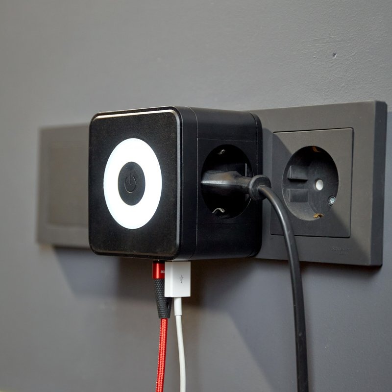 Фото Двойник электрический Куб 16А с заземлением + 2хUSB-A 2,4А + USB Type-C 3А с ночной подсветкой, черный REXANT {11-1252} (5)