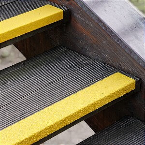Фото Противоскользящий профиль для краев ступеней, крупное зерно, желтый (70 x 800 x 30мм) {GTXG0700800}