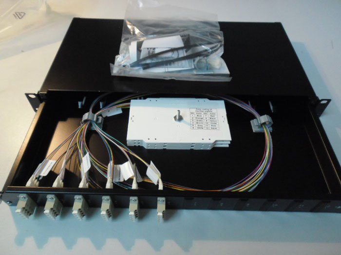 Фото Siemon FCP3D-LC24-OM3B Оптическая панель укомплектованная, 24 LC адаптера, 24 LC пигтейла, многомод (OM3), 1U, черная {240669}
