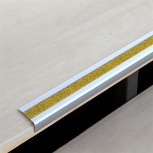 Фото Алюминиевый профиль для краев ступеней с противоскользящей лентой, желтый (50 х 25 х 1000 мм) {ATM1GF2} (1)