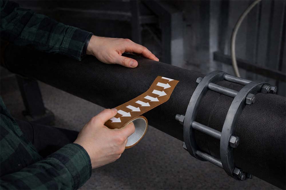 Фото Маркировочная лента Vell коричневая, со стрелками для маркировки трубопроводов «ЖИДКОСТЬ» 50 мм/10 м, {VL5010BR-A} (4)